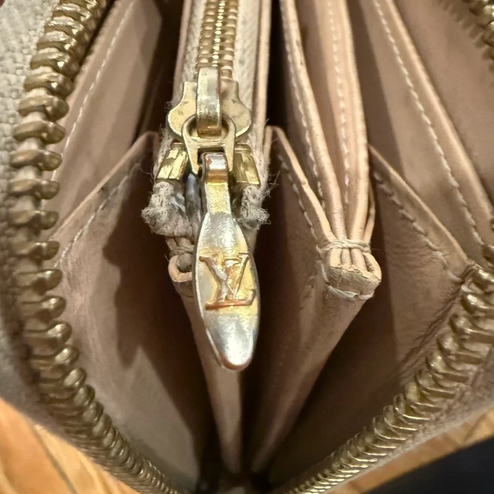 Louis Vuitton Vernis Patent Zip Wallet in Nude Beige